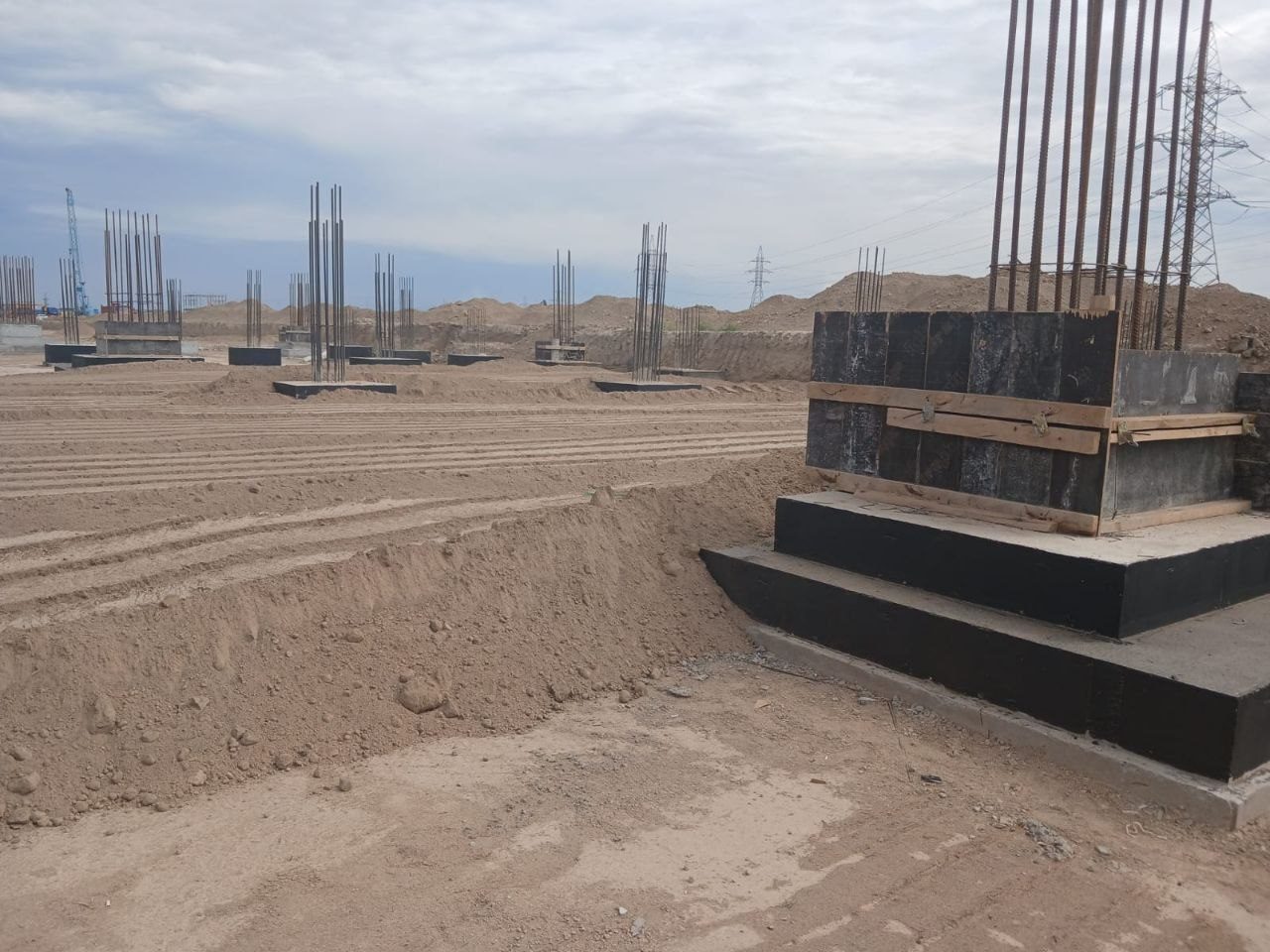 Formwork and reinforcement of a foundation pocket